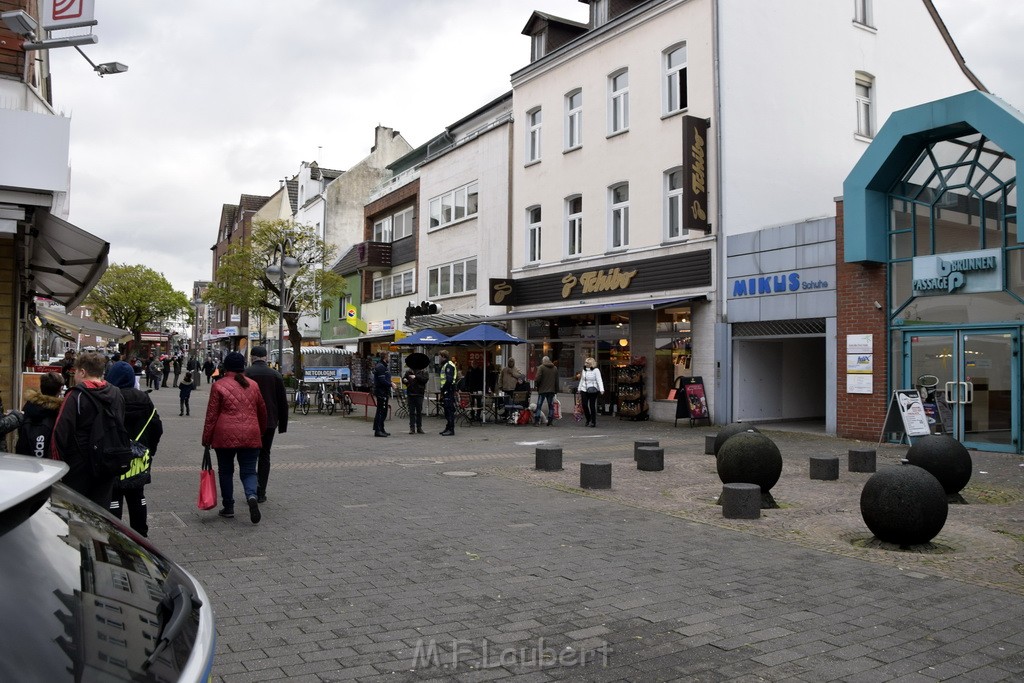 Einsatz BF Koeln Messerstecherei Koeln Porz Josefstr P25.JPG - Miklos Laubert